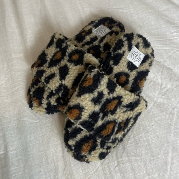 ⭐️ Leopard Cheetah Sherpa Like Trendy Artsy Cat Comfy Lounge Home Hip Slippers - Picture 2 of 5